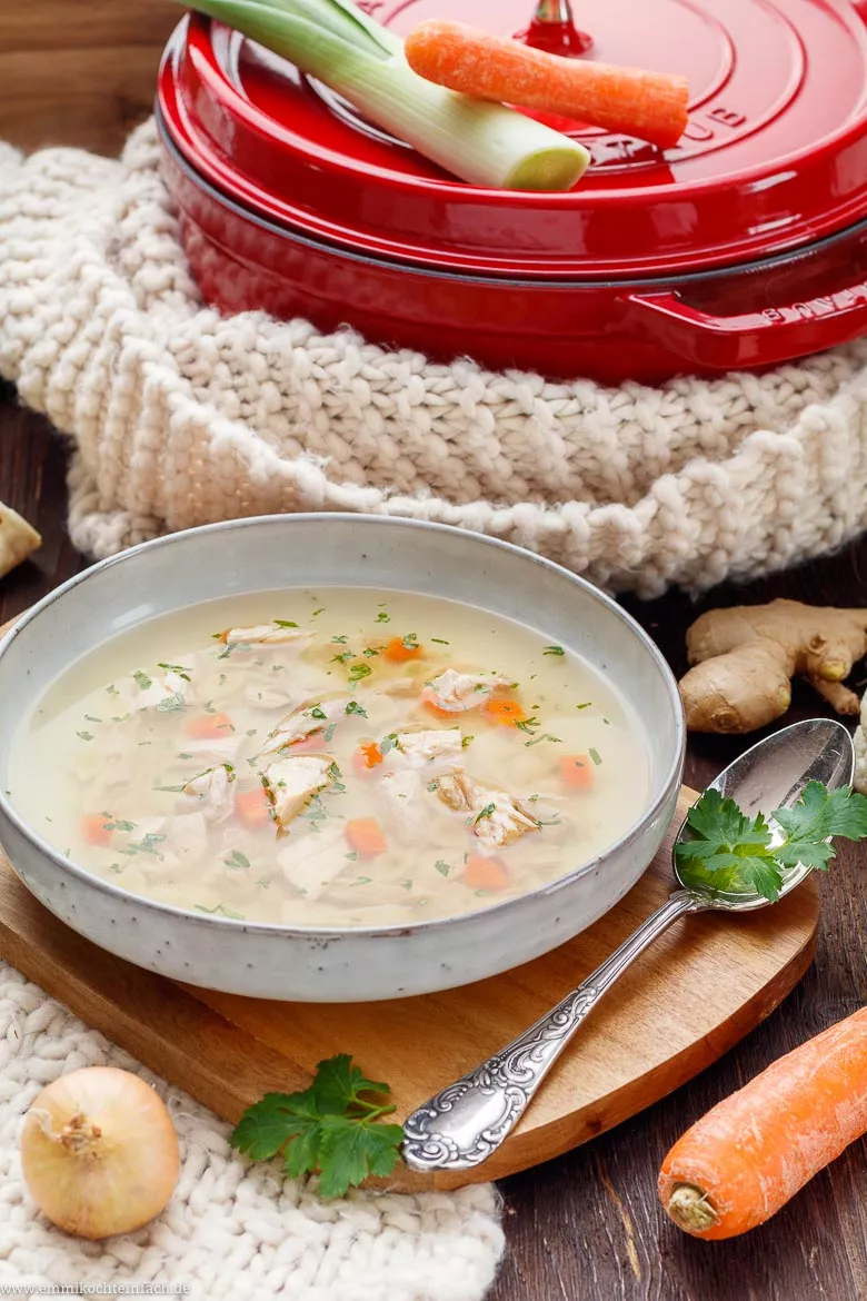 Emmis klassische Hühnersuppe ganz einfach - www.emmikochteinfach.de