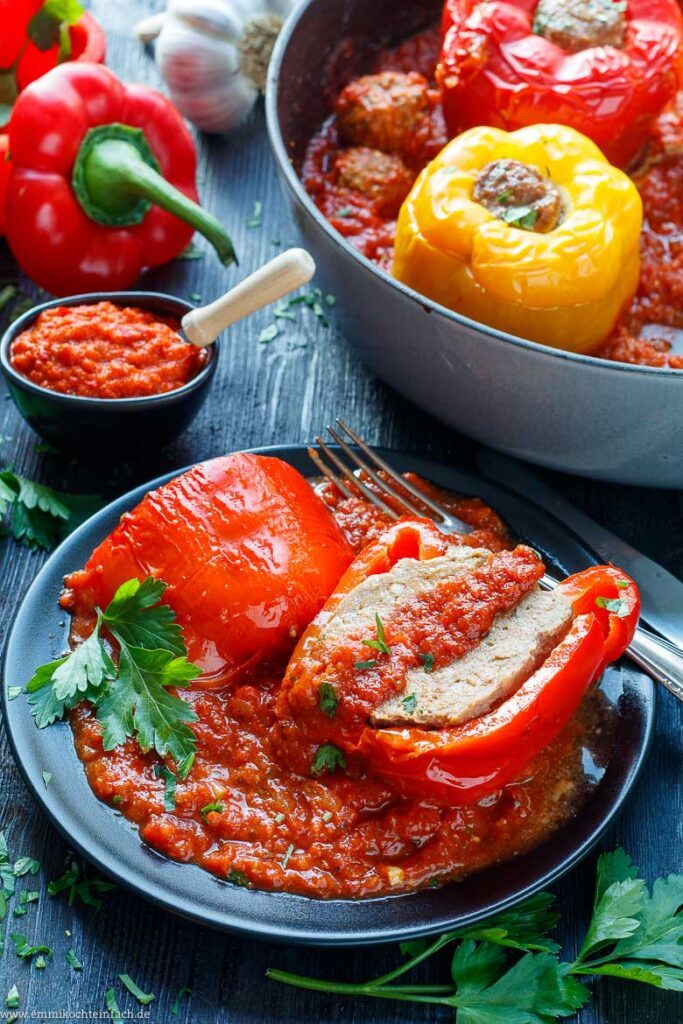 Gefüllte Paprika mit Hackfleisch - emmikochteinfach