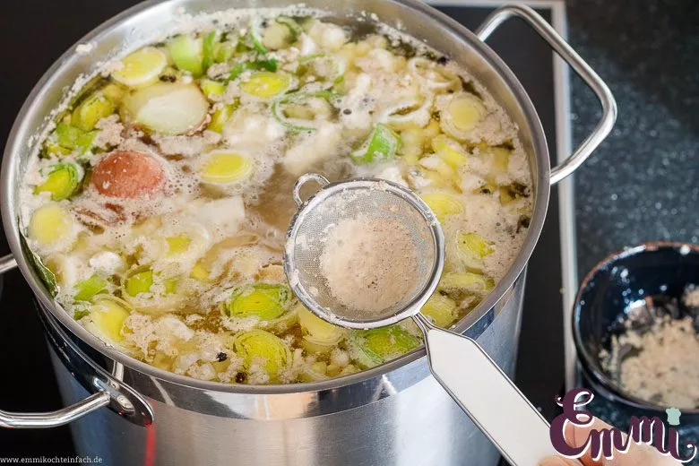 Emmis klassische Hühnersuppe ganz einfach - www.emmikochteinfach.de