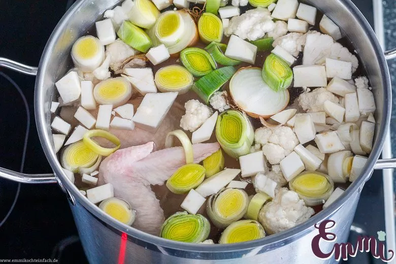 Emmis klassische Hühnersuppe ganz einfach - www.emmikochteinfach.de