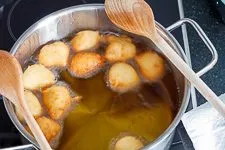 Quarkbällchen frittieren