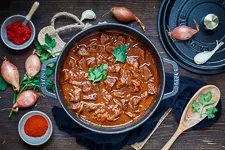 Klassisches Rindergulasch - Gulasch Rezept - www.emmikochteinfach.de