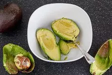 Guacamole mit reifen Avocados für eine cremige Dip Konsistenz