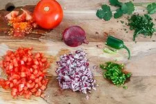 Tomaten, Zwiebeln, Jalapenos für Guacamole zubereiten
