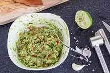 Guacamole Dip Zutaten vermengen