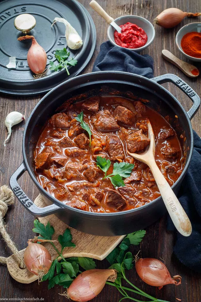 Klassisches Rindergulasch - Gulasch Rezept - www.emmikochteinfach.de