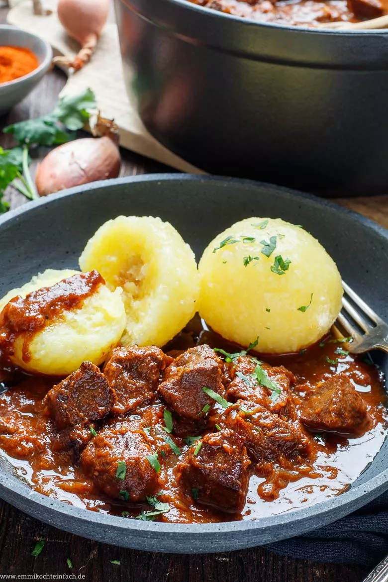 Klassisches Rindergulasch - Gulasch Rezept - www.emmikochteinfach.de