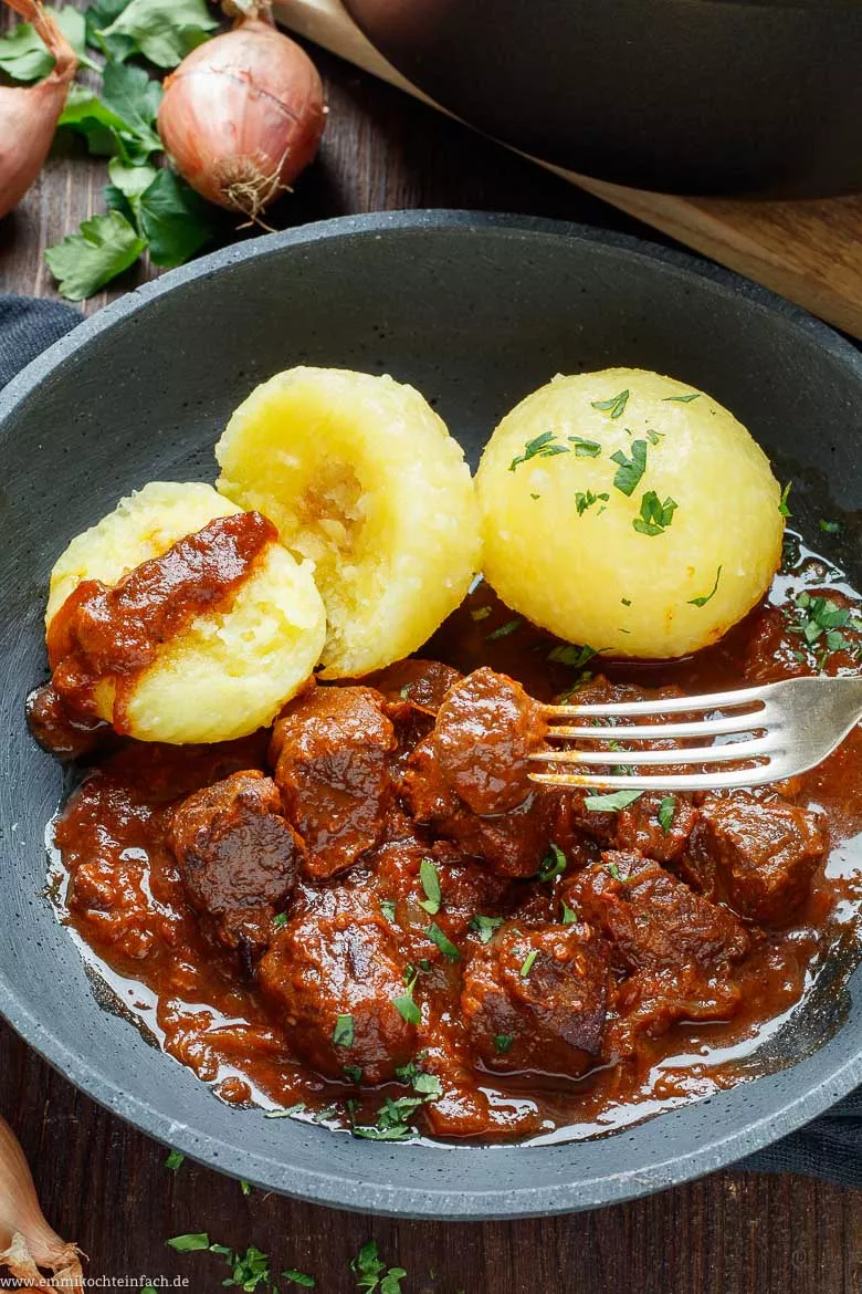 Klassisches Rindergulasch - Gulasch Rezept - www.emmikochteinfach.de