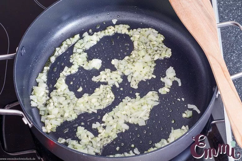 Zwiebel anbraten - www.emmikochteinfach.de