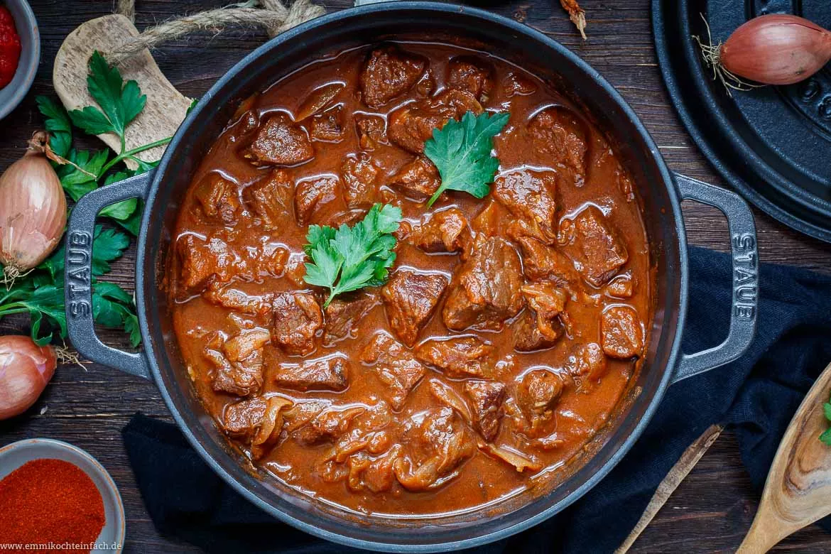 Klassisches Rindergulasch - Gulasch Rezept - www.emmikochteinfach.de