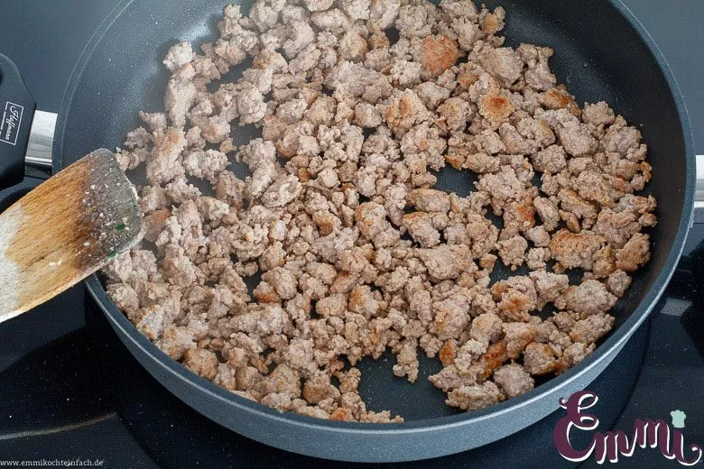 Hackfleisch anbraten für den Bauern-Eintopf - www.emmikochteinfach.de