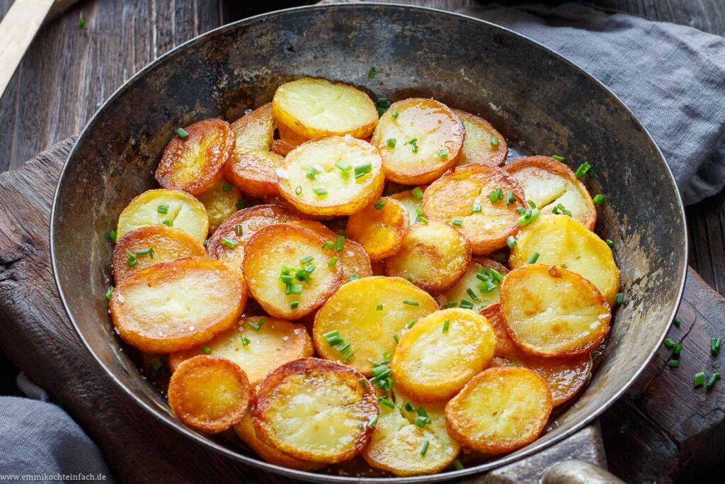 Klassische Bratkartoffeln - knusprig und einfach - emmikochteinfach