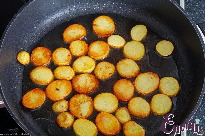 Pfanne mit Lage Kartoffeln - Bratkartoffel Rezept - www.emmikochteinfach.de