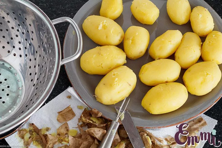 gepellte gekochte Kartoffeln für das Bratkartoffel Rezept - www.emmikochteinfach.de