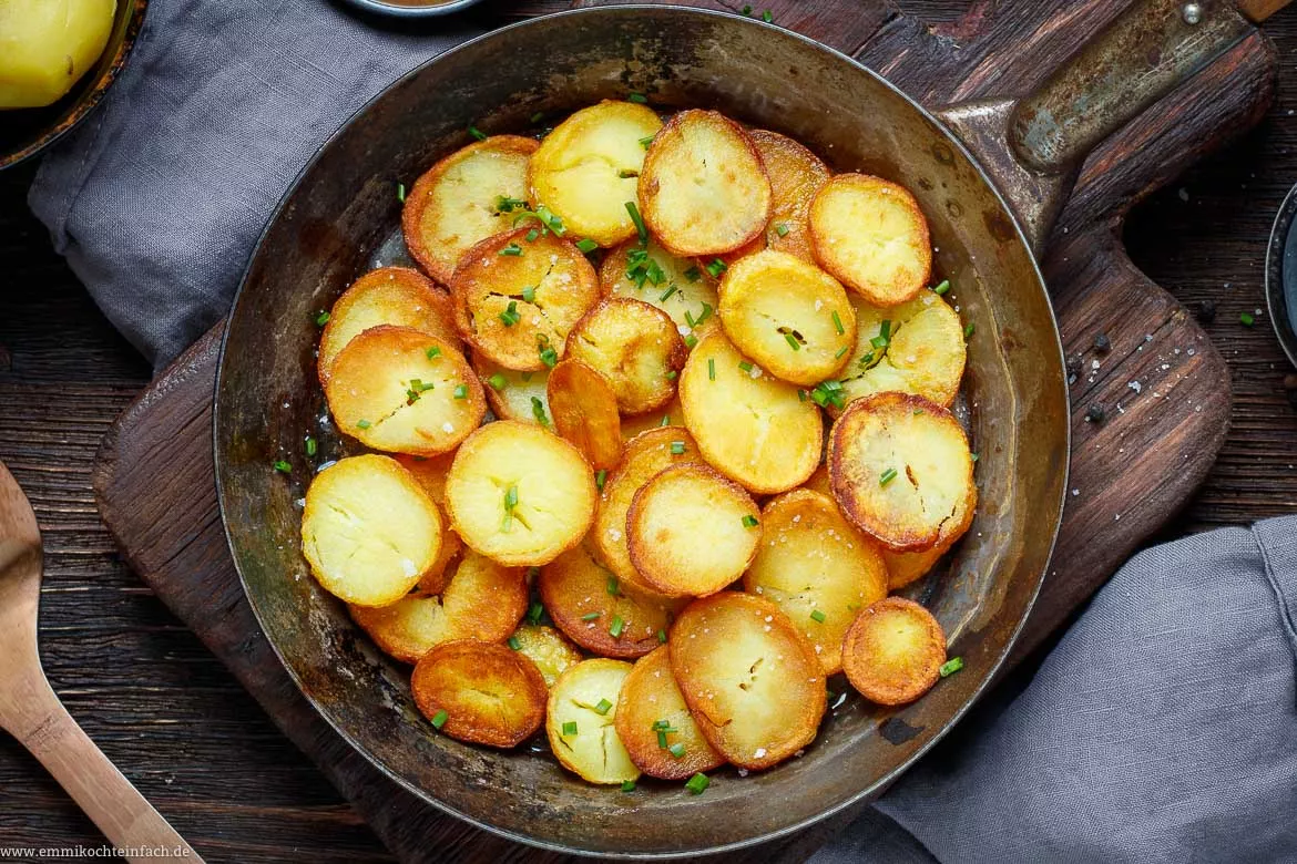 Klassische Bratkartoffeln - knusprig und einfach - www.emmikochteinfach.de