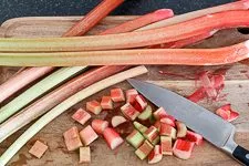 Einfacher Rhabarber Streuselkuchen - www.emmikochteinfach.de