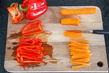 Rotes Thai Curry Gemüse schneiden