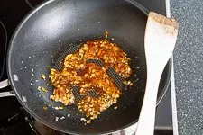 Rote Currypaste in der Pfanne anrösten