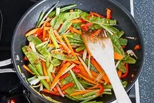 Rotes Thai Curry Gemüse in der Pfanne anbraten