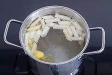 Spargelquiche mit weissem und grünen Spargel - www.emmikochteinfach.de