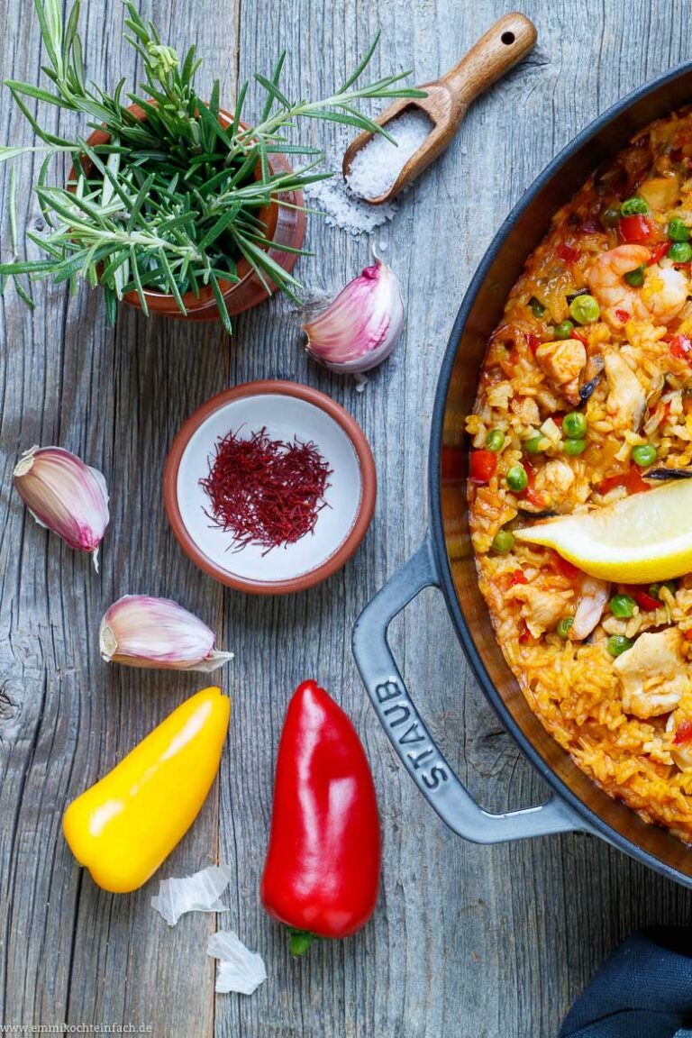 Einfache Paella mit Hähnchen &amp; Meeresfrüchten - emmikochteinfach