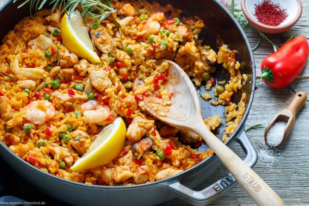 Einfache Paella mit Hähnchen & Meeresfrüchten emmikochteinfach