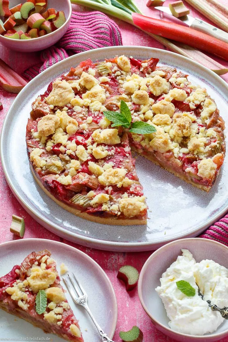 Einfacher Rhabarberkuchen mit Streusel - www.emmikochteinfach.de