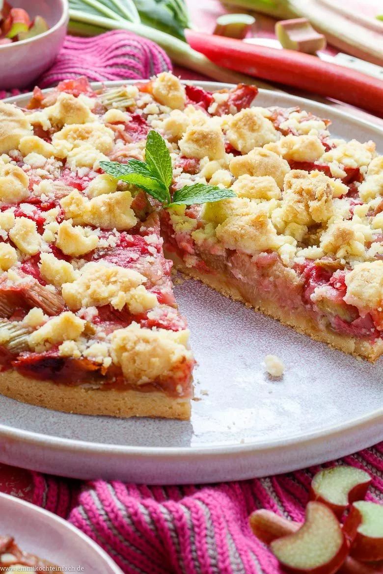 Einfacher Streusel Rhabarberkuchen - www.emmikochteinfach.de