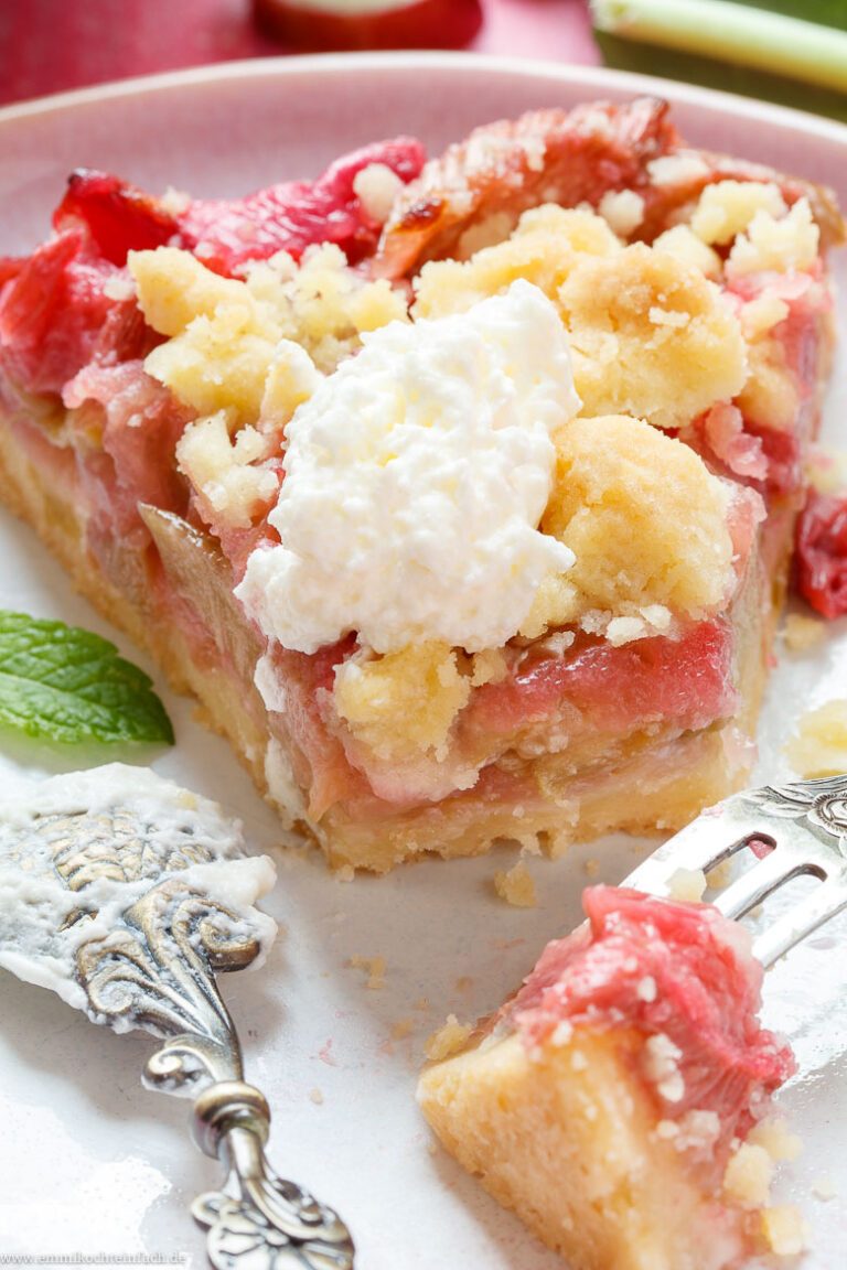 Rhabarberkuchen mit Streusel - emmikochteinfach