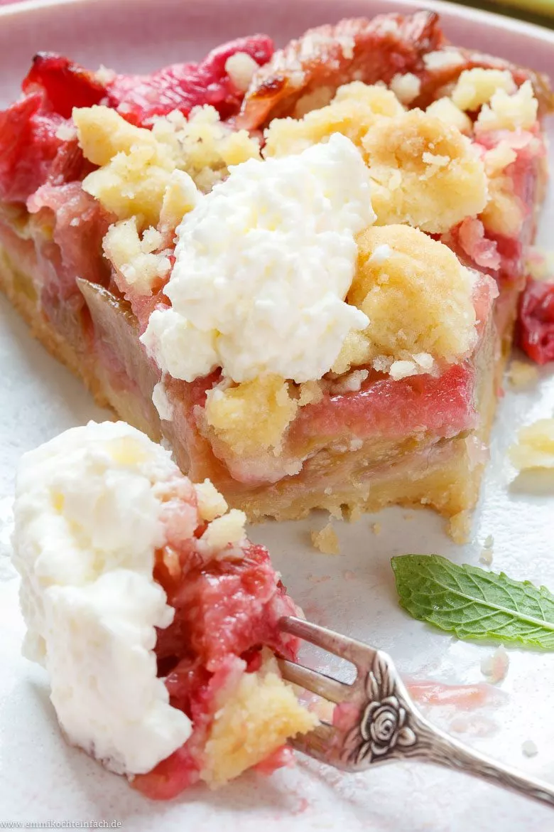Einfacher Rhabarber Streuselkuchen - www.emmikochteinfach.de