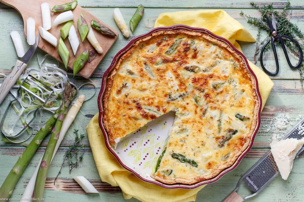 Spargelquiche mit weißem und grünen Spargel - www.emmikochteinfach.de