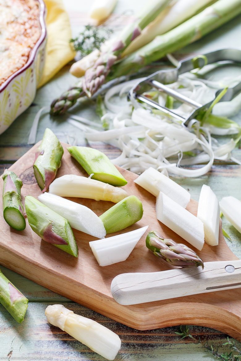 Weißer und grüner Spargel sind Zutaten für den Quicheklassiker- www.emmikochteinfach.de