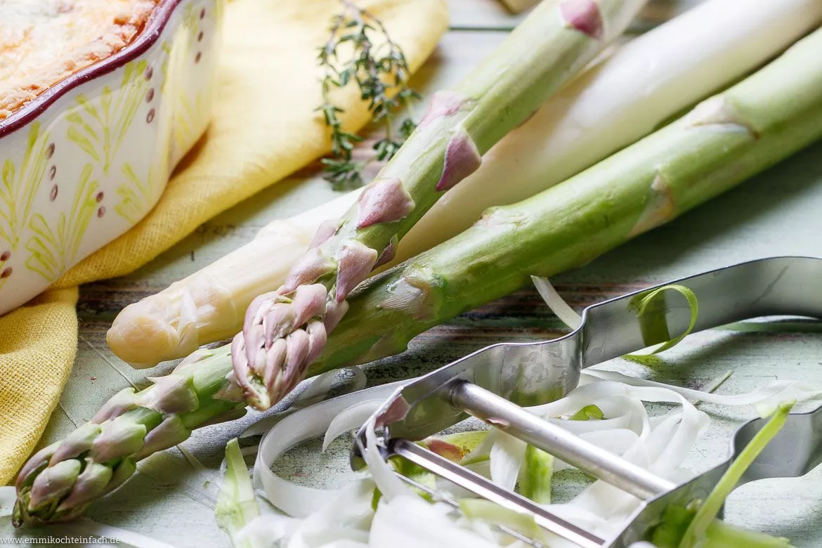 Weißer und grüner Spargel sind Zutaten für den Quicheklassiker - www.emmikochteinfach.de