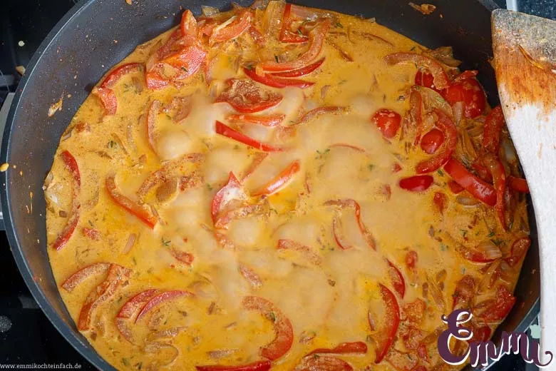 Rahmsoße für Putengeschnetzeltes mit Paprika - www.emmikochteinfach.de