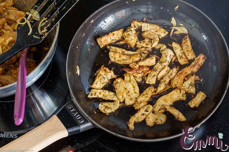 Fleisch für die Gyrospfanne anbraten - www.emmikochteinfach.de