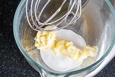 Butter und Zucker für den Boden für Erdbeerkuchen mit Mascarpone-Creme gründlich verrühren