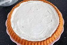Mandelboden für Erdbeerkuchen mit der Mascarpone-Creme bestreichen