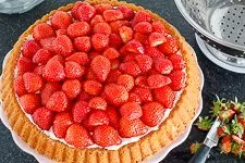Erdbeeren auf der Mascarpone-Creme gleichmäßig verteilen