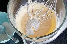 Einrühren von Mehl und Backpulver in Teigmasse für Erdbeerkuchen mit Mascarpone-Creme