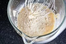 Einarbeiten gemahlener Mandeln in Teig für Erdbeerkuchen mit Mascarpone-Creme