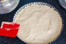Einfüllen des Teigs in gefettete Obstboden-Backform