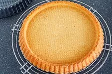 Abgekühlter und aus der Form gelöster Mandelboden für Erdbeerkuchen mit Mascarpone-Creme