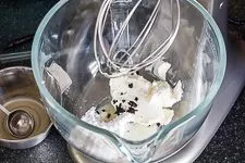 Verrühren von Mascarpone, Puderzucker, Vanillemark und Zitronensaft