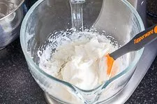 Steif geschlagene Sahne für Mascarpone-Creme