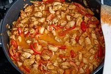 Putengeschnetzeltes mit Paprika Rahmsoße - www.emmikochteinfach.de