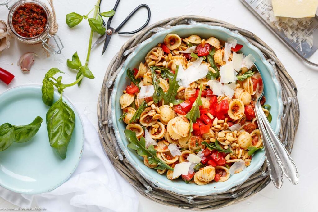 Italienischer Nudelsalat mit Pesto und Rucola - emmikochteinfach