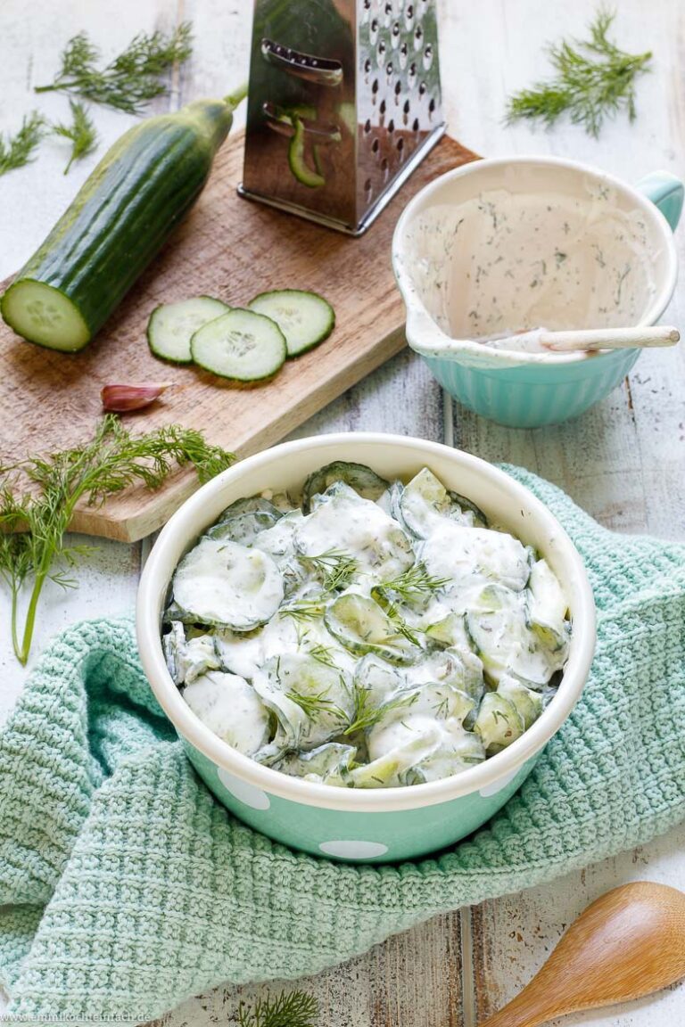 Klassischer Gurkensalat mit Joghurt-Dressing - emmikochteinfach