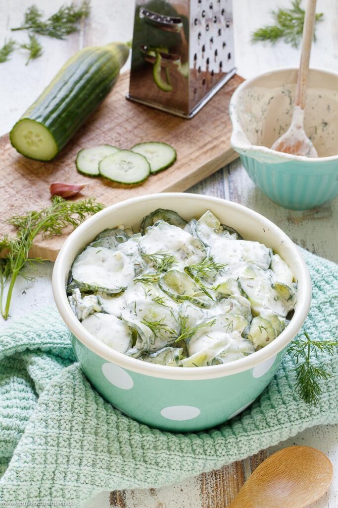 Klassischer Gurkensalat mit Joghurt-Dressing - emmikochteinfach