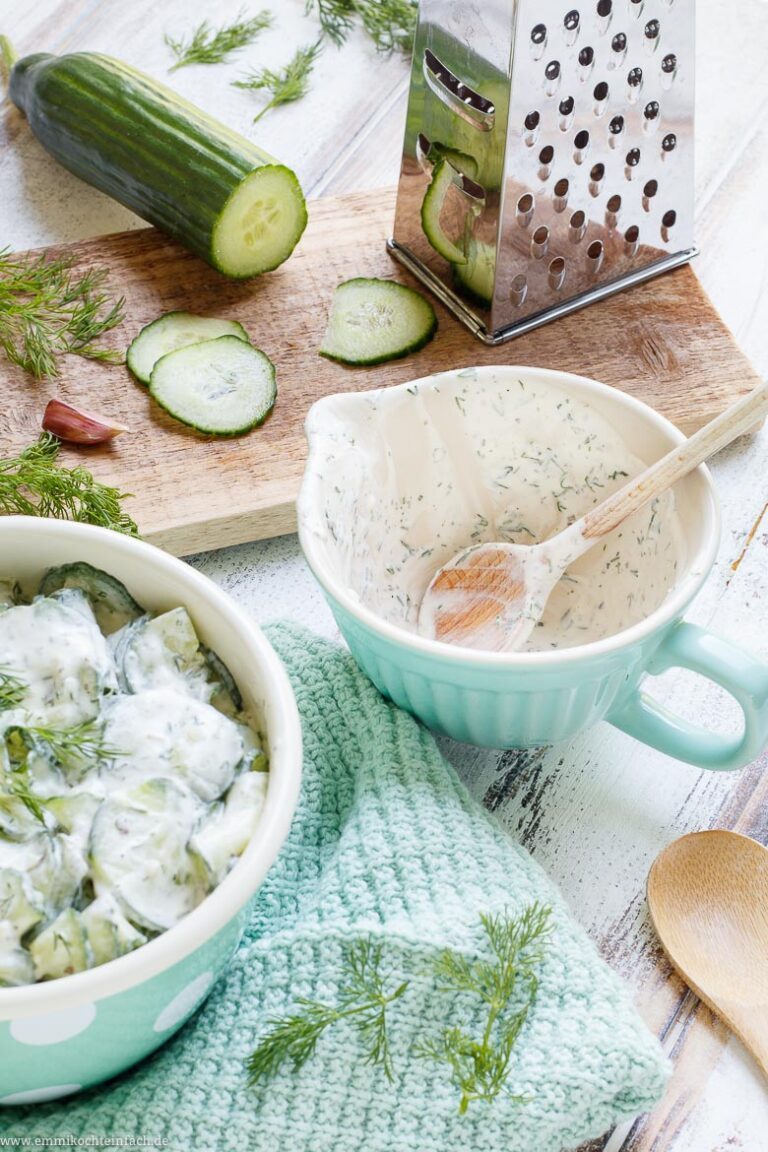 Klassischer Gurkensalat mit Joghurt-Dressing - emmikochteinfach