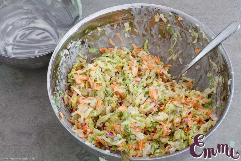 Cole Slaw Zutaten vermengen - www.emmikochteinfach.de